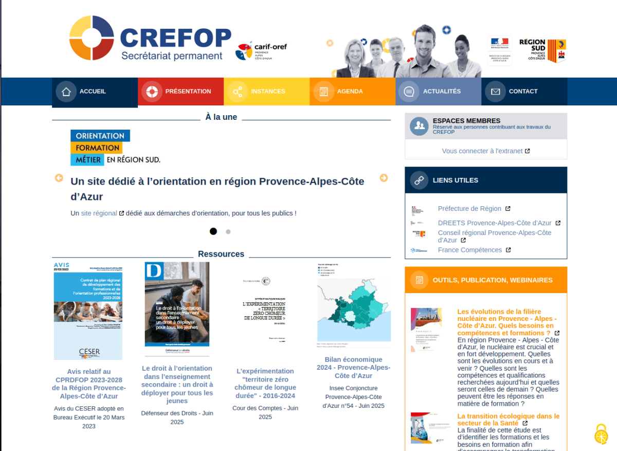 Page d'accueil du site avec bandeau menu, chaque élément ayant un fond de couleur différent. Ensuite un slider textuel "À la une", suivi des dernières ressources. En colonne de droite l'accès à l'espace membre, des liens utiles et les derniers outils
