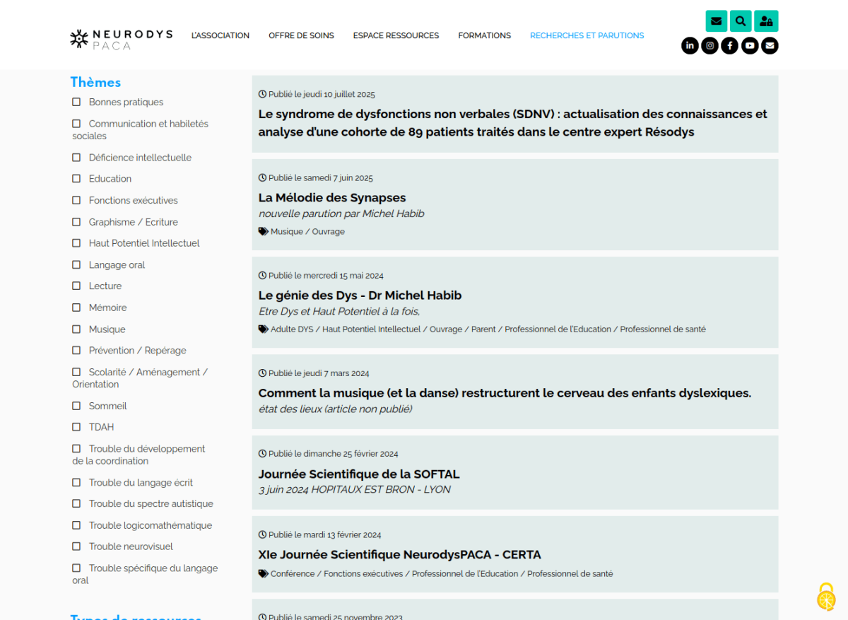 Page listant les éléments en partie droite, dans des blocs de couleurs pastel, avec date de mise en ligne, titre et thèmes. En colonne de droite, des cases à cocher permettent de filtrer par thèmes, types de ressources ou années