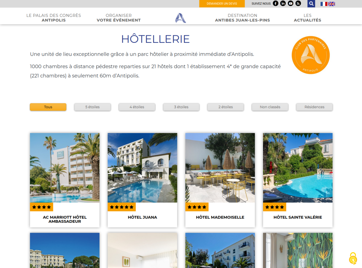Liste des hôtels avec présentation et filtres par nombre d'étoile. Les hôtels sont présentés dans des blocs ombrés, avec une photo, le nombre d'étoile et le nom de l'hôtel.