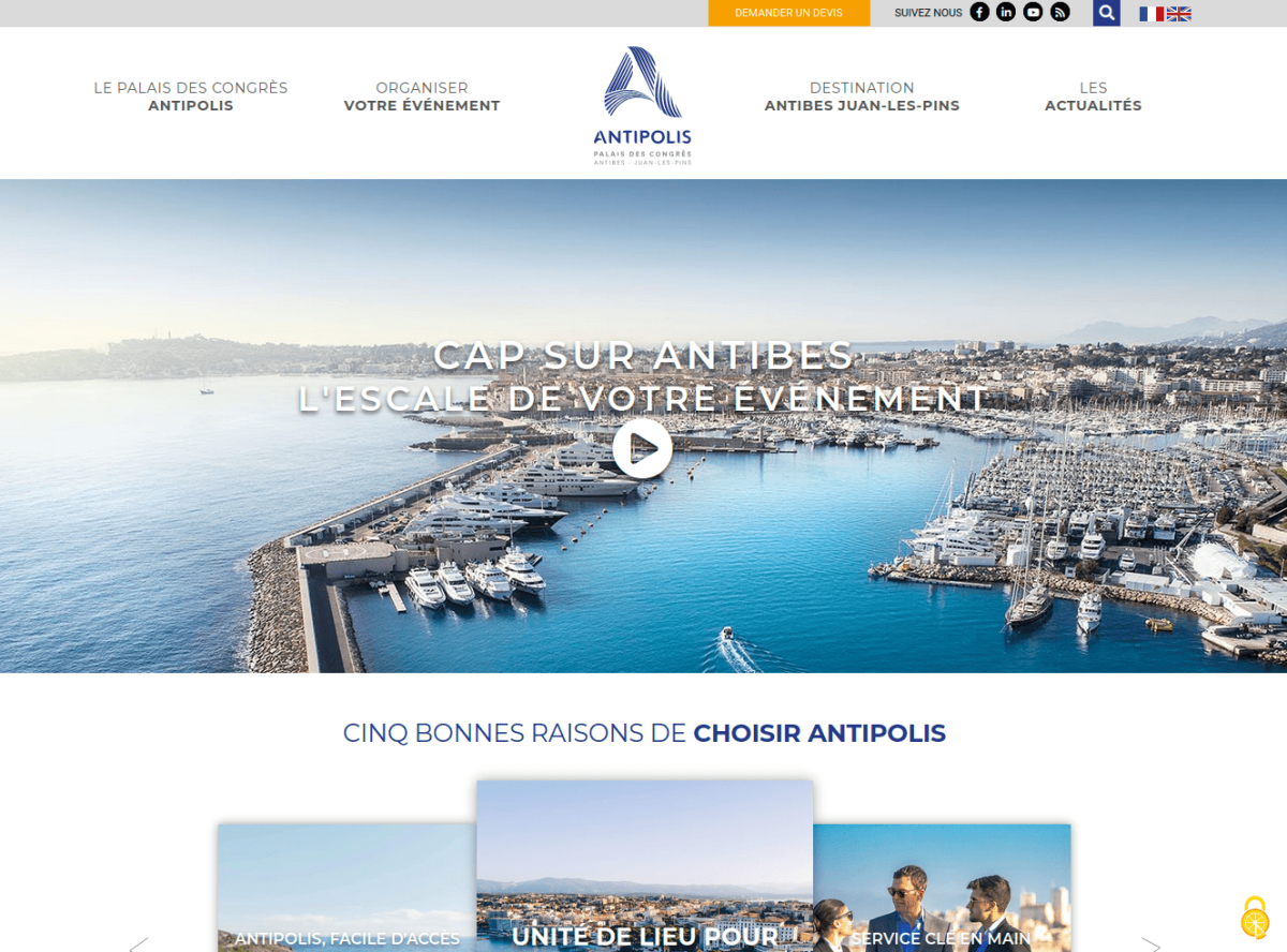Page d'accueil du site avec bandeau de menu, photo de la baie d'Antibes avec picto de lecture vidéo et 3 images plus petites en bas