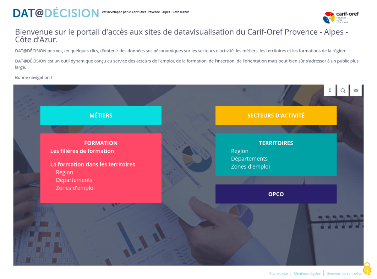 Page d'accueil du site avec partie haute sur fond blanc comportant logos et texte de présentation en noir. Dans la partie basse, cadres de sélections des thématiques