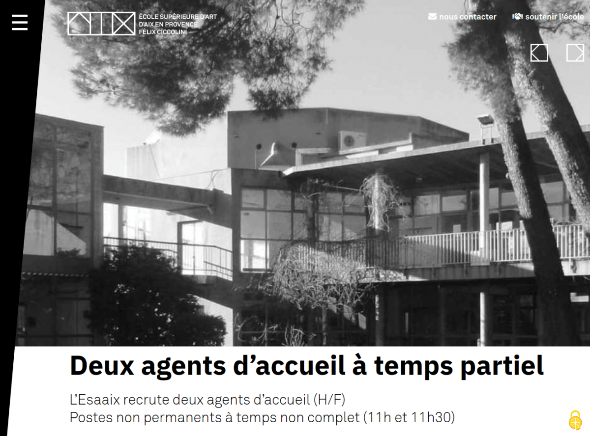 Page d'accueil du site photo en noir et blanc sur toute la page. Un bandeau avec fond blanc est positionné en bas de la page avec un titre et une accroche de couleur noire.
