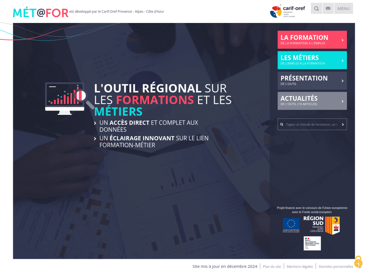 Page d'accueil du site avec colonne de gauche fond sombre et texte de présentation en blanc. Dans la partie droite, cadres de sélections des thématiques